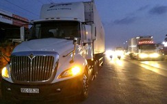 Va chạm xe máy, người đàn ông văng ra đường bị container cán chết