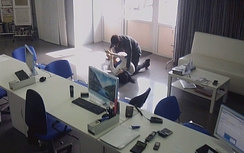 Video: Bắt sống gã đàn ông cầm dao định hiếp dâm cô gái Nga