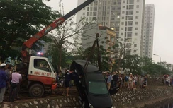 Mất lái, nữ tài xế cùng ô tô Civic lao xuống mương chìm nghỉm