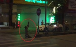 Thanh niên ngáo đá vái lạy, tâm sự với biển báo giao thông