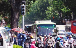 Giữa Thủ đô vẫn còn nhiều điểm ùn tắc do... đèn giao thông