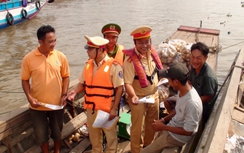 Cảnh sát đường thủy Cần Thơ Tuyên truyền ATGT ở chợ nổi Cái Răng