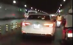 Ôtô Audi thản nhiên lấn làn xe máy trong đường hầm sông Sài Gòn
