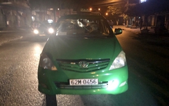 Truy bắt nhóm thanh niên vác mã tấu chém người trên taxi... như phim