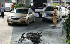 Cháy xe máy gây ùn tắc đường vào sân bay Tân Sơn Nhất