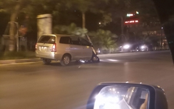 Bánh trước gần đứt lìa, xế hộp vẫn liều lĩnh "dạo phố"