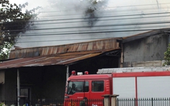 Đồng Nai: Cháy lớn, thiêu rụi xưởng gỗ giữa trưa