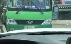 Xế hộp quyết "đối đầu" xe buýt chạy ẩu, lấn làn
