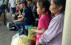 Người già, trẻ nhỏ vạ vật khắp bến chờ xe về quê