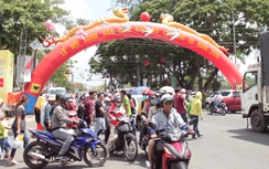 Ngày đầu nghỉ lễ, hàng ngàn người đổ về hội bánh dân gian