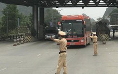Dịp nghỉ Lễ 30/4-1/5: Xe khách vẫn vô tư "nhồi nhét"