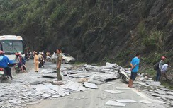 Video: Xe container mất phanh, lao dốc như tên lửa đâm vào vách núi