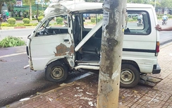 Ô tô mất lái tông trụ điện, tài xế văng xuống đường tử vong