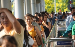 Hành khách đáp sân bay Tân Sơn Nhất vật vã tìm taxi về nhà