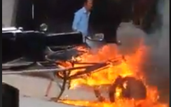 Gia chủ "hóa vàng" xe kéo để trước cửa nhà gây phẫn nộ