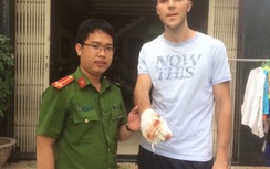 Người nước ngoài đập cửa cứu 2 cháu bé bị kẹt trong đám cháy