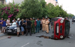 Bỏ chạy sau tai nạn liên hoàn, xế hộp lật ngang giữa đường