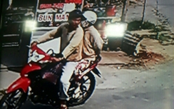 Bắt đôi nam nữ đi xe máy cướp vé số của người già