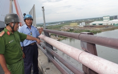 Cảnh sát kịp thời can ngăn một phụ nữ định nhảy cầu Cần Thơ