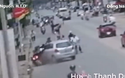 Ô tô 'điên' chuyển làn đột ngột, hất tung người phụ nữ