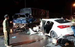 Tài xế KIA gãy hai chân, kẹt trong cabin sau tai nạn kinh hoàng