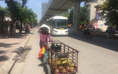 Người Hà Nội gồng mình mưu sinh trong nắng nóng đầu hè