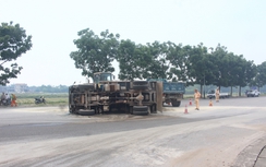 Xe chở đá lật nhào khi vào cua, “phơi bụng” trên QL1