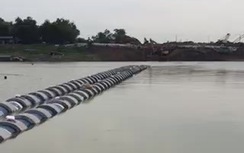 "Người nhái" lặn kiểm tra đường ống ngầm qua sông Đuống