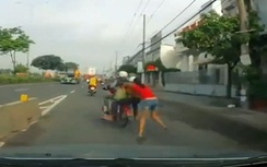 Video: Túm áo kẻ cướp, cô gái bị kéo lê hàng trăm mét