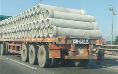 Kinh hãi xe rơ moóc chở 4 hàng ống cống chằng buộc hớ hênh