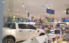 Ford Ranger "san bằng" hiệu sách: Nữ tài xế đạp nhầm chân ga?