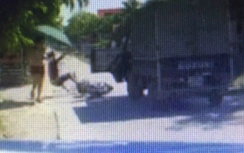 Video: Tài xế mở cửa xe tải khiến thanh niên bắn sang vệ đường