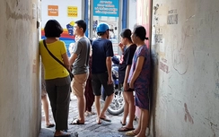 Hà Nội: Chập điện, lửa bốc cháy người dân tháo chạy toán loạn