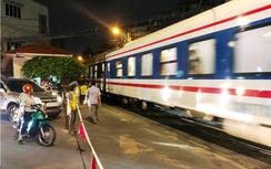 Tài xế lái ô tô cố tình đâm gãy thanh chắn tàu hỏa?
