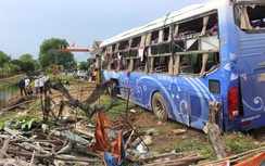Xe giường nằm chở 46 người xoay 180 độ, lật nhào trên quốc lộ