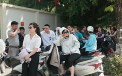 Hà Nội: Phụ huynh lo lắng chờ con làm thủ tục dự thi