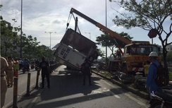 Xe tải chở dừa lật ngang đường, ùn tắc kinh hoàng