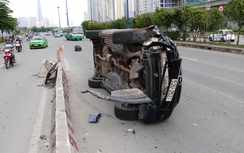 Tránh va chạm với xe buýt, ô tô lật nhào giữa đường
