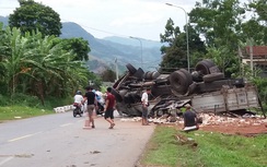 Kinh hoàng xe tải đổ dốc lật nhào, ngửa bụng trên hộ lan QL9