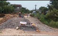 Chậm xây cầu tạm, dân Quảng Trị liều mạng vượt rào “cầu cấm”