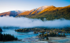 Video: Sinh vật kỳ lạ xuất hiện ở hồ Kanas, Tân Cương, Trung Quốc