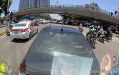 Nữ tài xế lùi ô tô đâm xe người ngỡ mình là nạn nhân