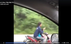 Dân mạng "lùng" quái xế chở trẻ nhỏ vẫn vô tư lướt điện thoại