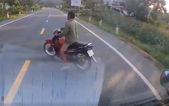 Giật mình với ông chú "vô tư" phi xe sang đường