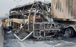 Hà Nội: Húc đuôi xe container, ô tô khách 47 chỗ cháy trơ khung