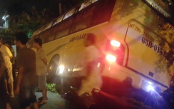 Xe khách lao xuống vực trong đêm, nhiều người bị đè dưới nước