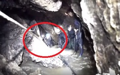 VIDEO: Các chàng trai đội bóng Thái Lan không tự bơi để rời hang