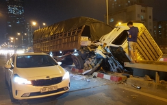 Xe tải 15 tấn đâm trực diện dải phân cách, tài xế thoát chết