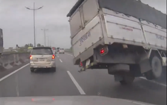 Hết hồn với xe tải nổ lốp lật ngang ngay trước đầu ô tô