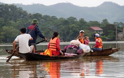 Hà Tĩnh: Xã ngừng giao dịch 3 ngày vì nước ngập sâu